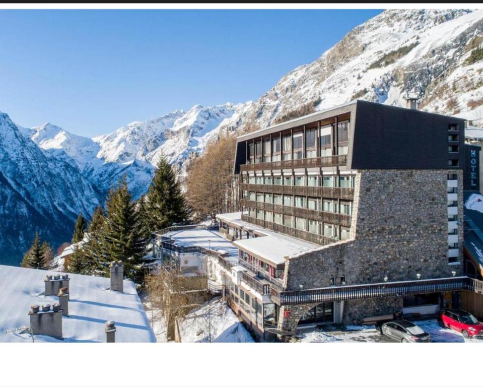Nespecifikovaný výhled na hory nebo výhled na hory při pohledu z hotelu