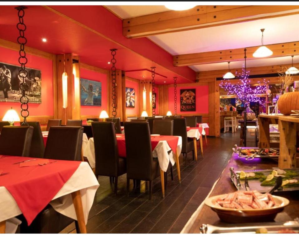 Restaurace v ubytování Chambre Hôtel Ibiza Spa - Hammam - Jacuzzis - Piscine Chauffée