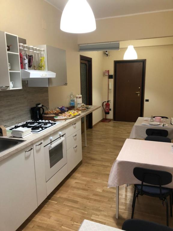 Kuchyň nebo kuchyňský kout v ubytování Moon River Guest House