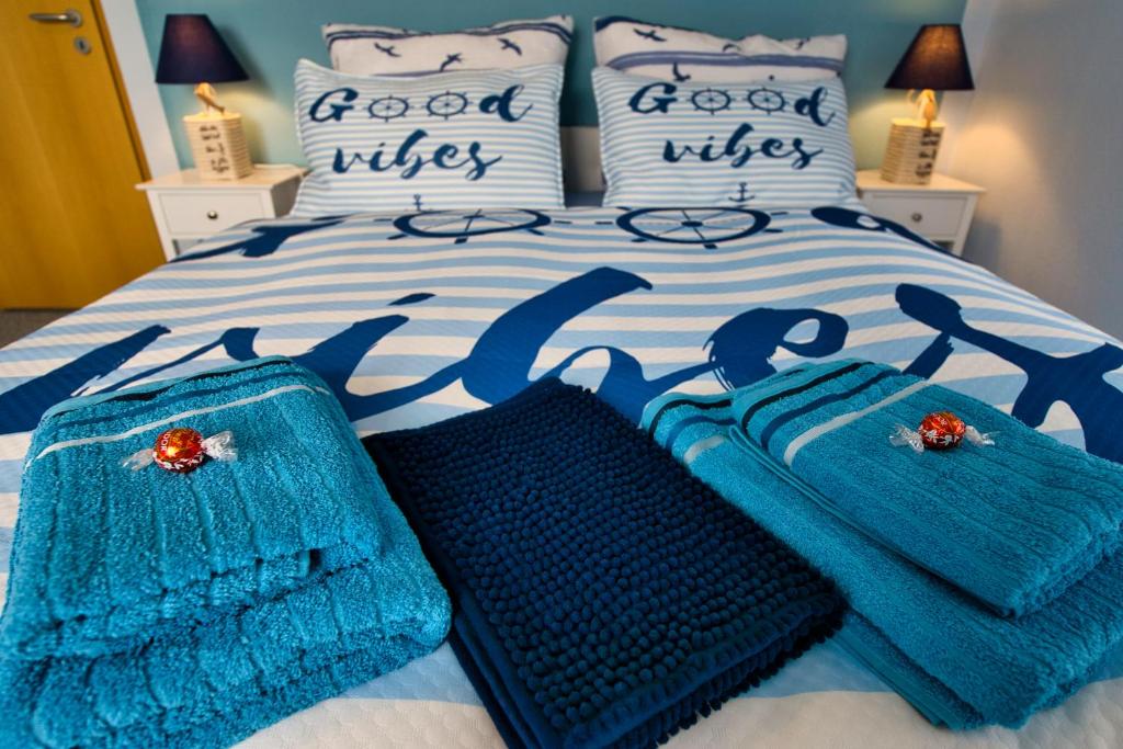 un letto blu e bianco con asciugamani blu di My CozyPlace - Zwei Zimmer für 4 Personen a Dresda