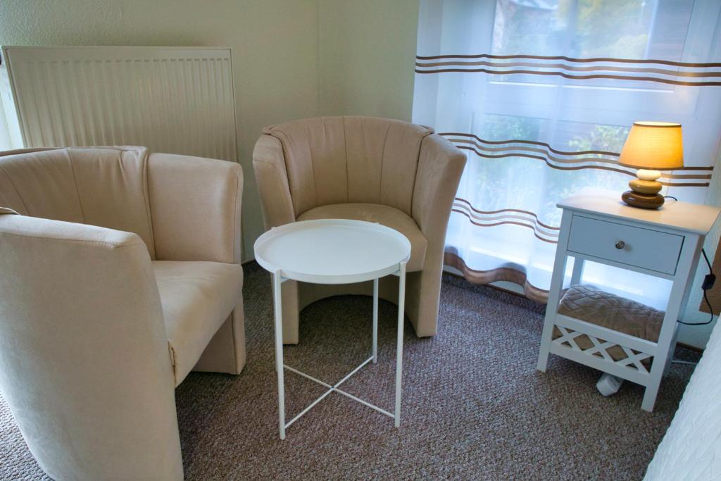 Posezení v ubytování myCozyPlace - Zwei gemütliche Zimmer für Vier