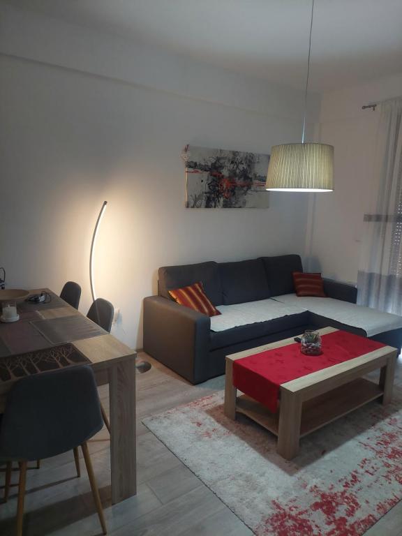 ein Wohnzimmer mit einem Sofa und einem Tisch in der Unterkunft Apartman Tea in Kupres