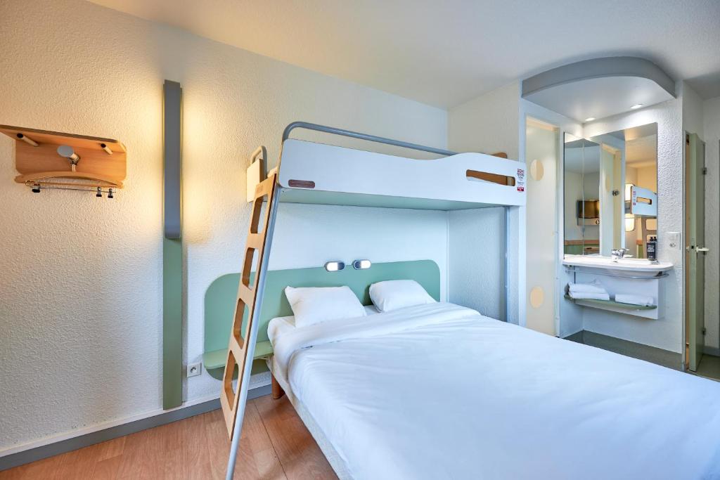 Postel nebo postele na pokoji v ubytování ibis budget Lisieux