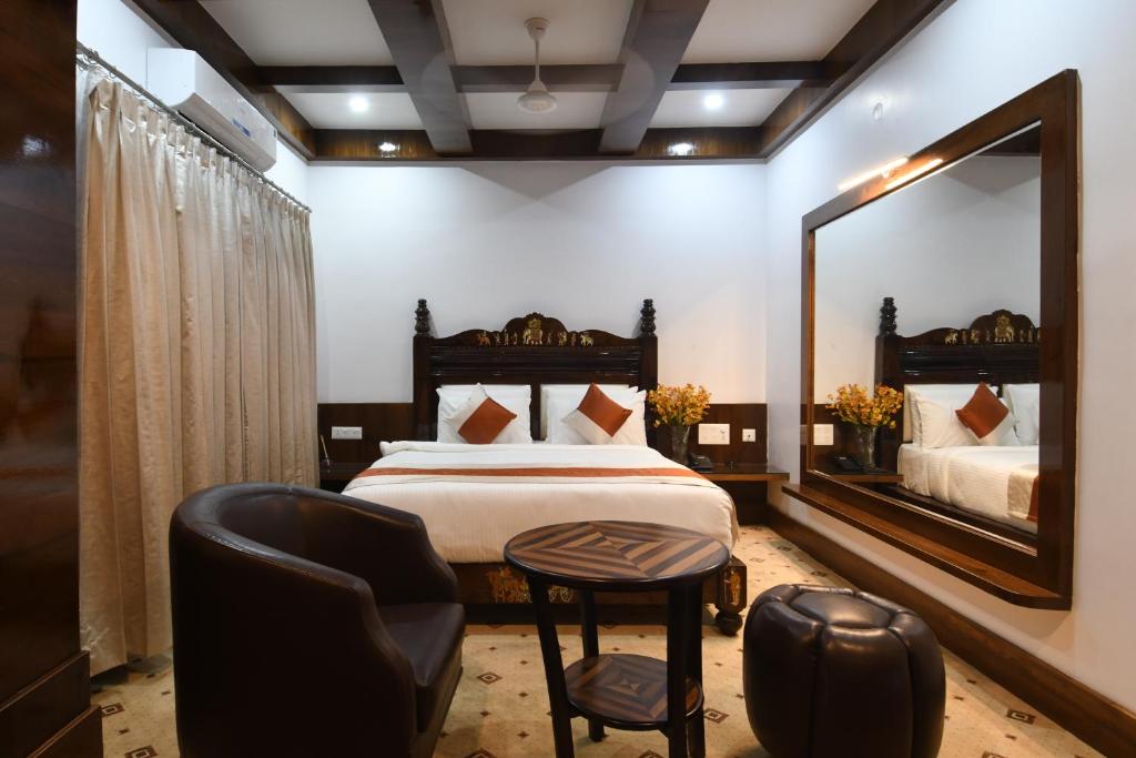 Postel nebo postele na pokoji v ubytování Hotel Lok Sagar Mysore