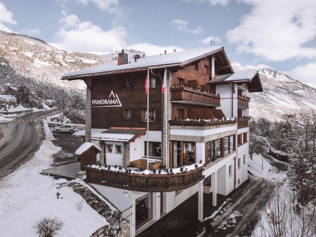 Nespecifikovaný výhled na hory nebo výhled na hory při pohledu z hotelu