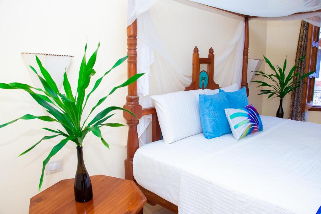 Ένα ή περισσότερα κρεβάτια σε δωμάτιο στο Tembo Beach Cottage , Ocean Beach Drive