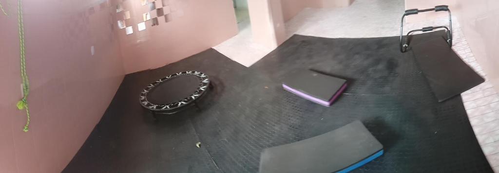 een bovenaanzicht van een zwarte tafel met een ketting bij Quarto Duplo in Vitória