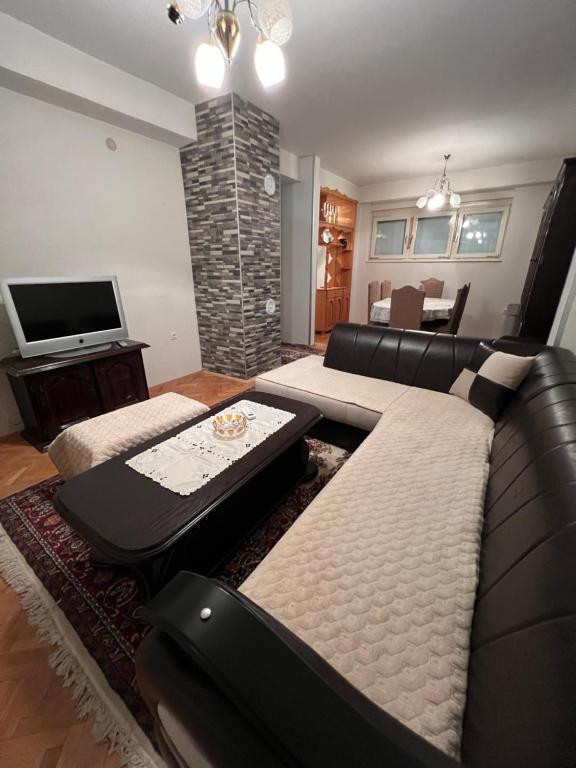 sala de estar con sofá y TV en Two luxury bedroom apartment D&V, en Berovo