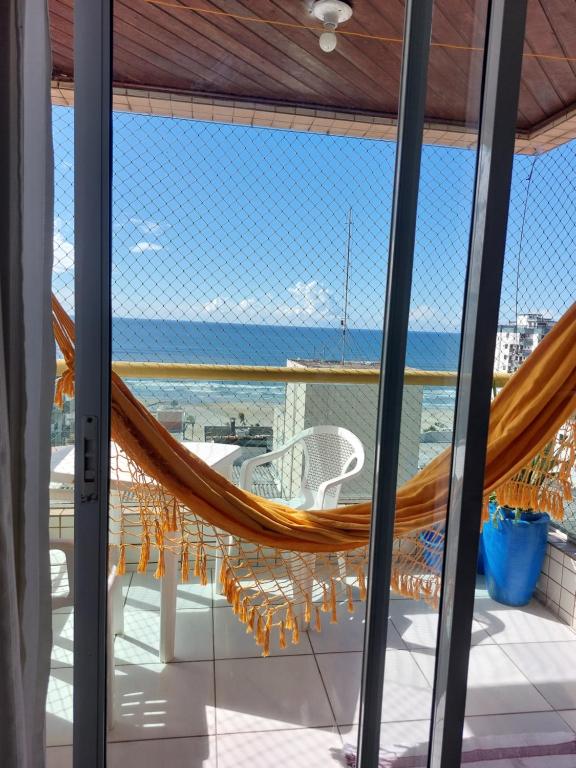un'amaca sul balcone con vista sull'oceano di Tupi - Praia Grande a Praia Grande