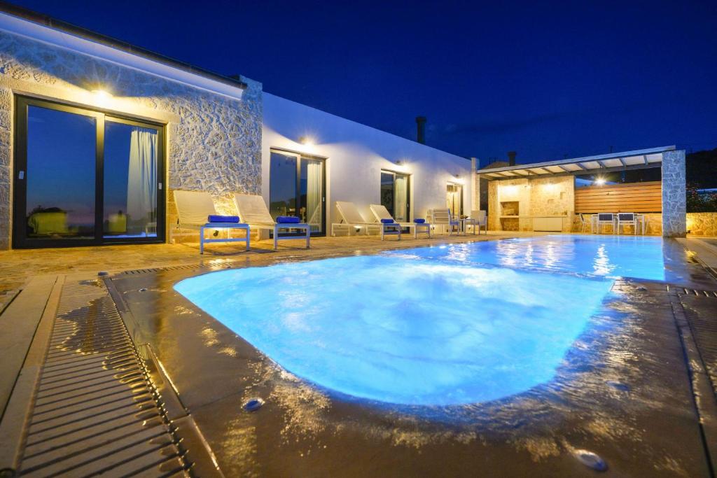 Bazén v ubytování Lithari Luxury Villas nebo v jeho okolí