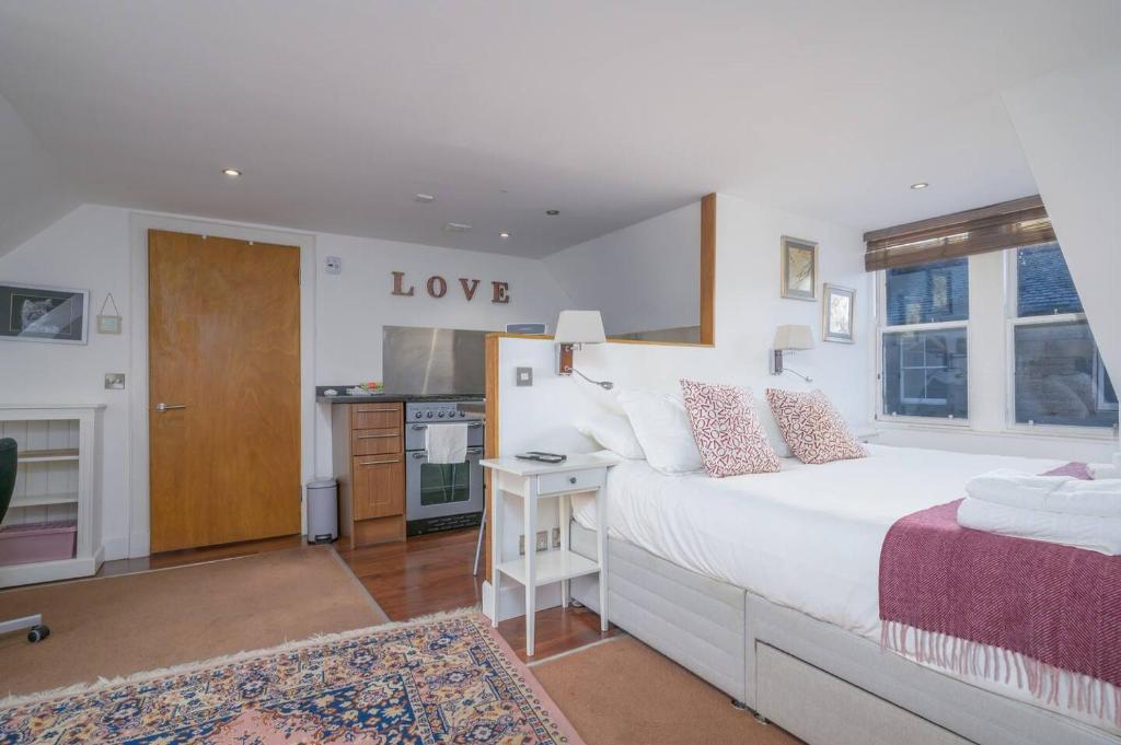 Llit o llits en una habitació de Pass the Keys Cosy Studio Apartment
