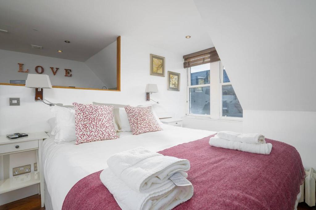 Llit o llits en una habitació de Pass the Keys Cosy Studio Apartment