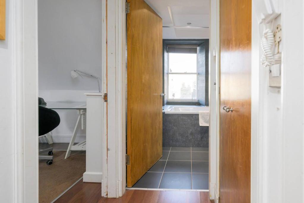 Foto de la galeria de Pass the Keys Cosy Studio Apartment a Edimburg
