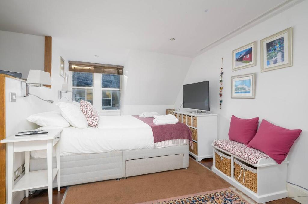 Televisor o centre d'entreteniment de Pass the Keys Cosy Studio Apartment
