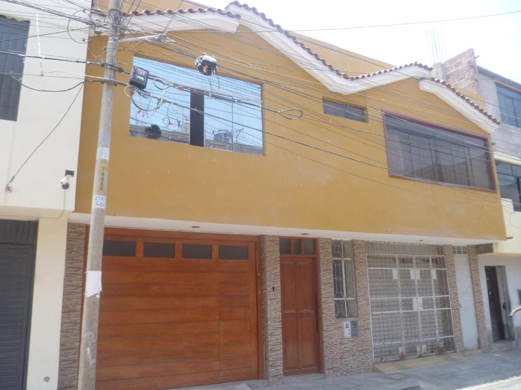 Casa con puerta de madera en garaje en Munaycha, en Tacna