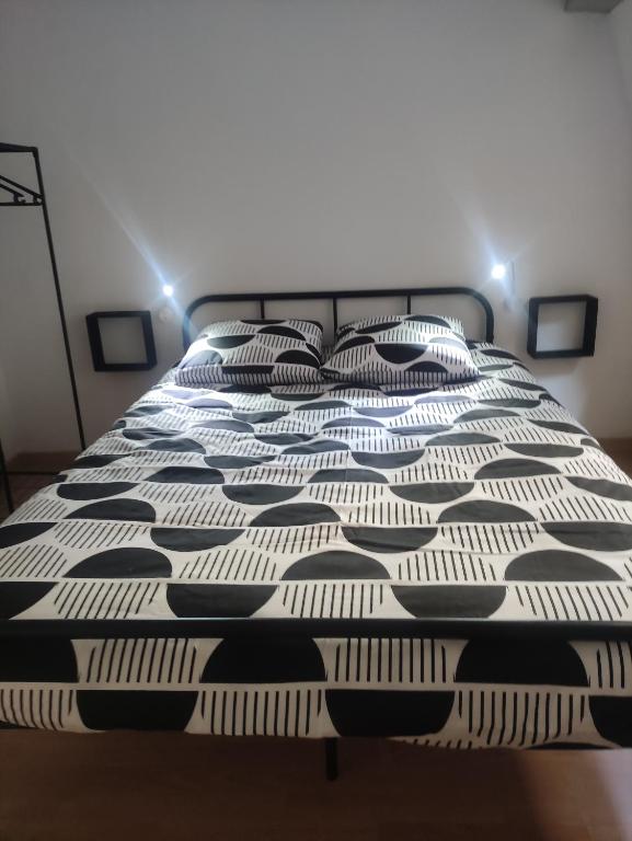 een zwart-wit bed in een kamer bij Bienvenue chez Coco in Duinkerke