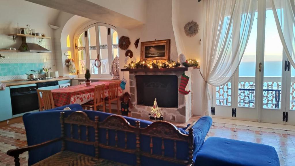 salon z kominkiem i niebieską kanapą w obiekcie Casa Barbara w Amalfi