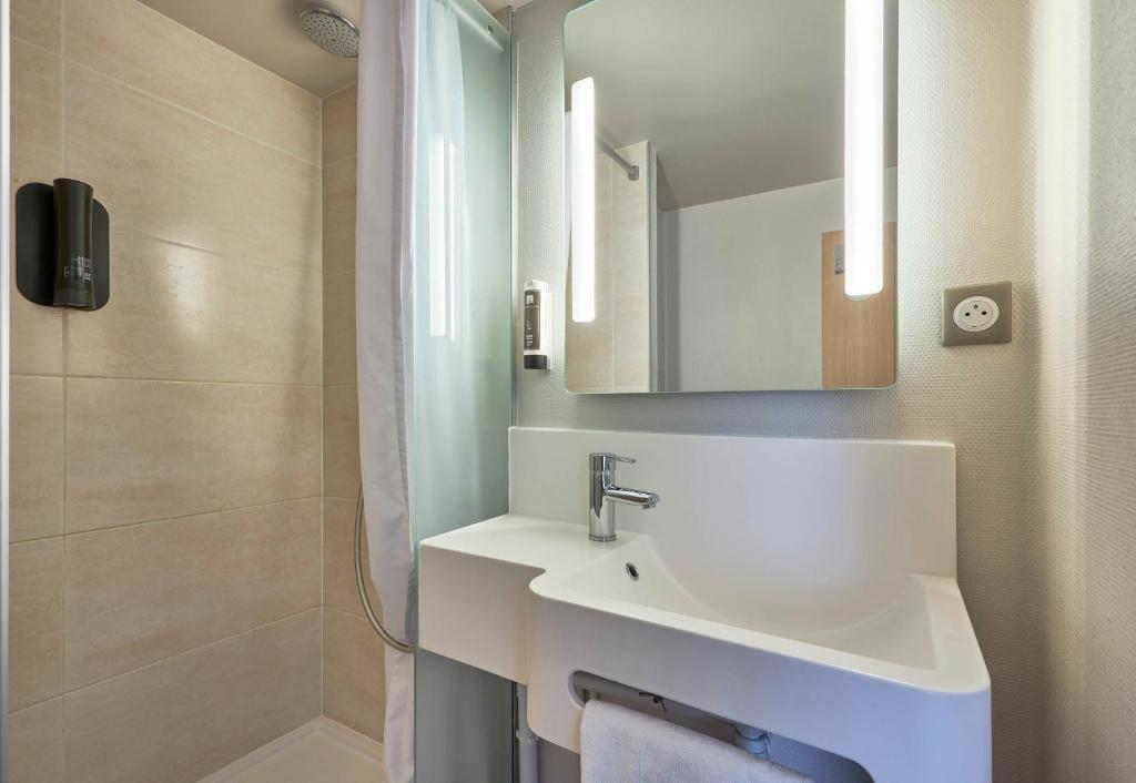 Koupelna v ubytování B&B HOTEL Honfleur