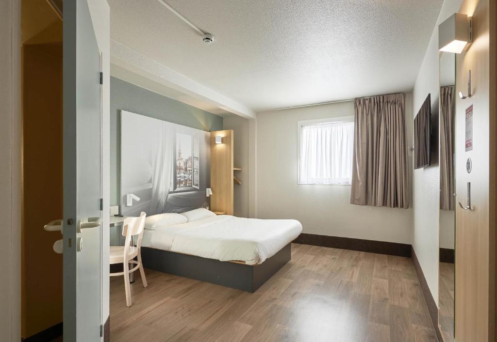 Postel nebo postele na pokoji v ubytování B&B HOTEL Honfleur