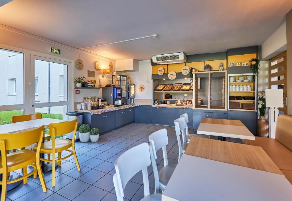 Kuchyň nebo kuchyňský kout v ubytování B&B HOTEL Honfleur
