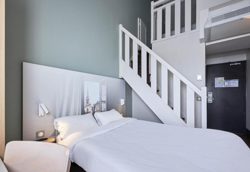 Postel nebo postele na pokoji v ubytování B&B HOTEL Honfleur