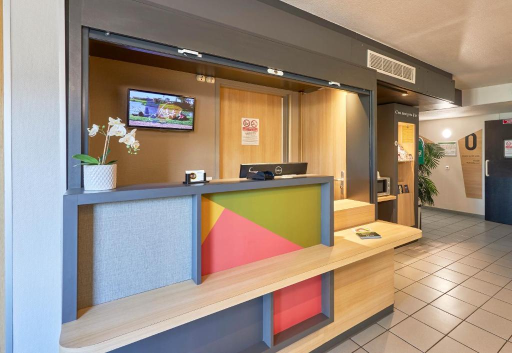 TV a/nebo společenská místnost v ubytování B&B HOTEL Honfleur