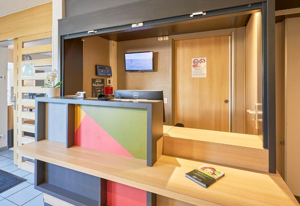 TV a/nebo společenská místnost v ubytování B&B HOTEL Honfleur
