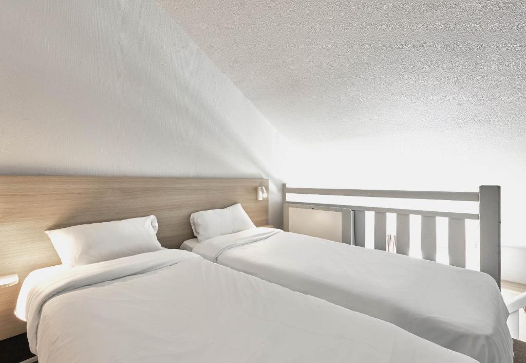 Postel nebo postele na pokoji v ubytování B&B HOTEL Honfleur