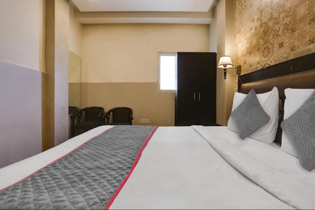 Habitación de hotel con cama grande con almohadas en Shree Apartment, en v