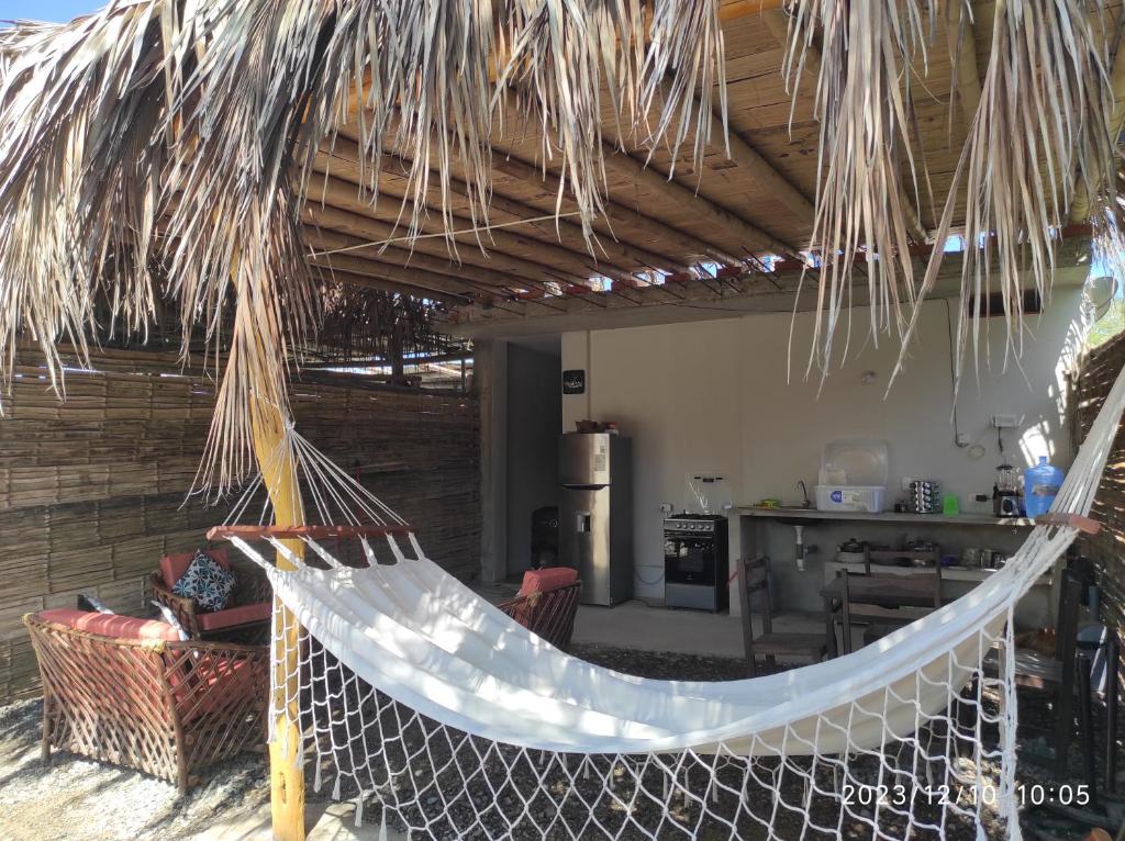 eine Hängematte in einem Haus mit einer Küche in der Unterkunft La Casa de Joan in Máncora