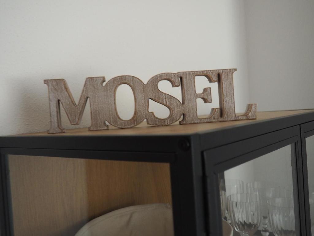 een houten m gebruikt bord op een tafel bij Ferienwohnung Sonnenseite in Cochem