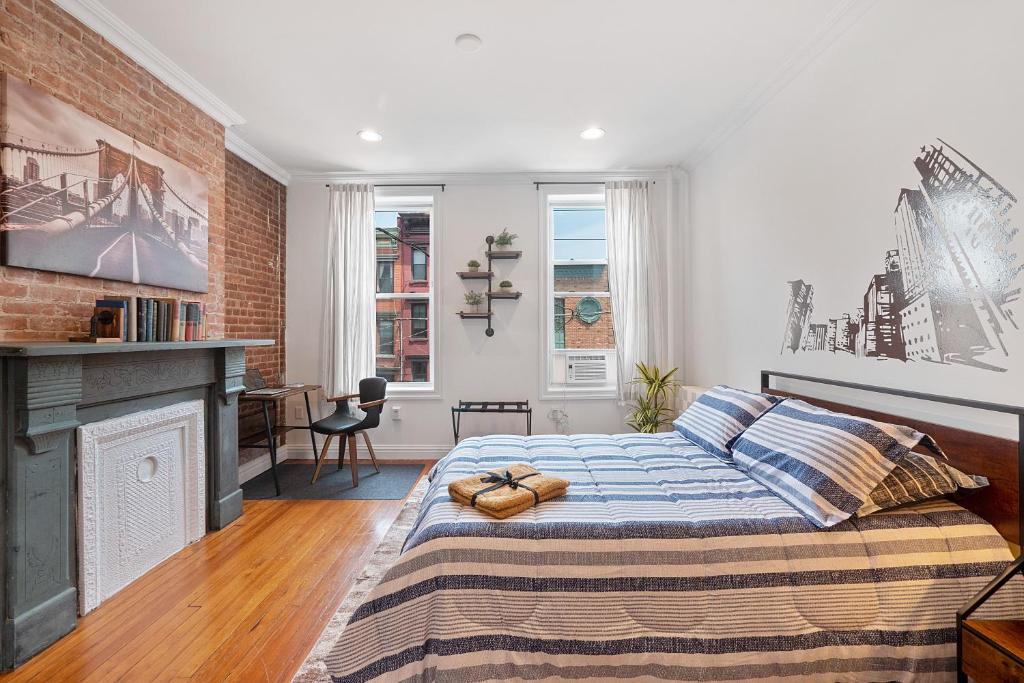 1 dormitorio con 1 cama y chimenea en Large Home Near NYC In Hoboken Sleeps 6, en Hoboken