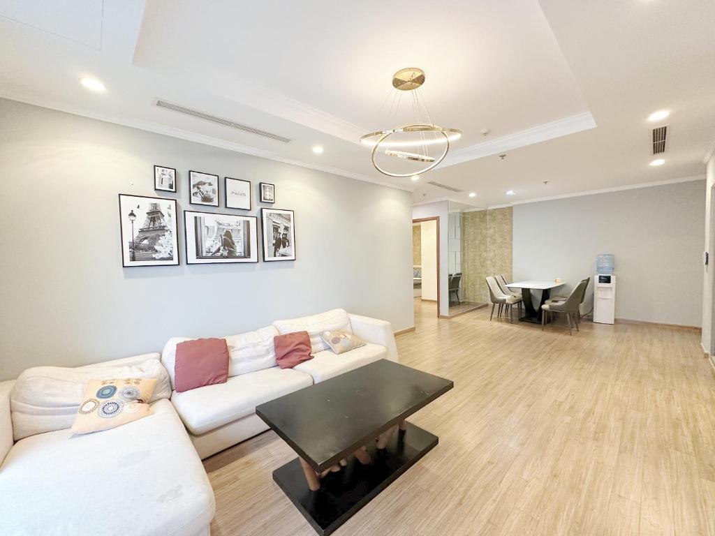 - un salon avec un canapé blanc et une table dans l'établissement City Center 4BR Apartment, à Hanoï