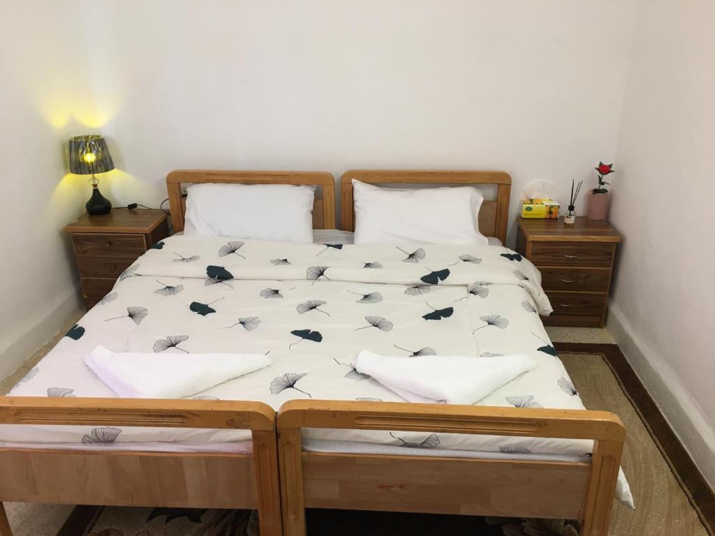 Postel nebo postele na pokoji v ubytování بيت العُمري (ام قيس)