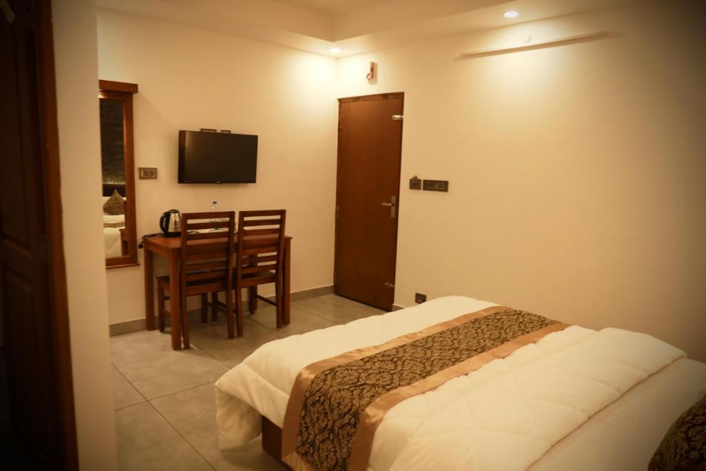 Postel nebo postele na pokoji v ubytování Silverstone Inn