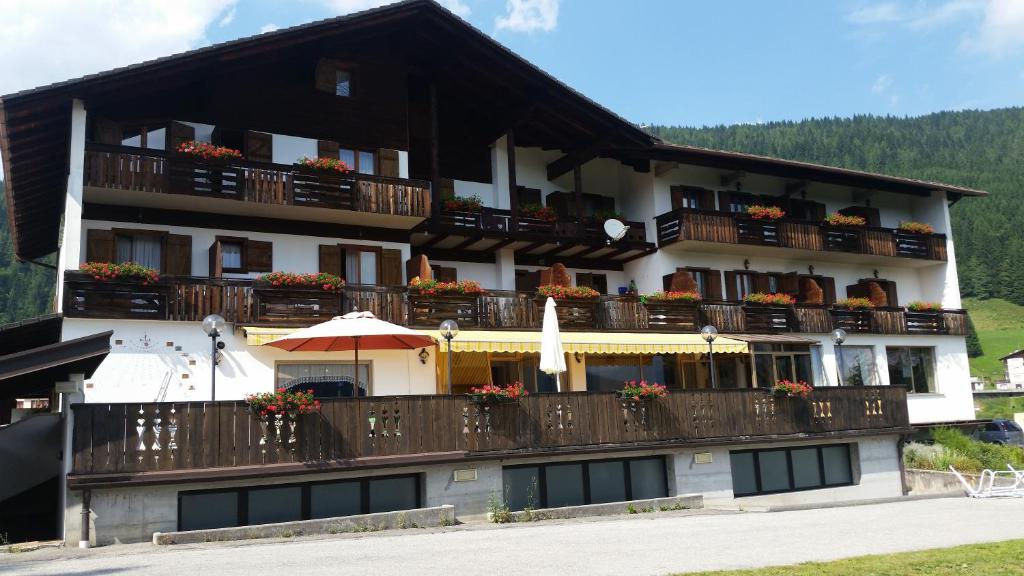 Nespecifikovaný výhled na hory nebo výhled na hory při pohledu z hotelu