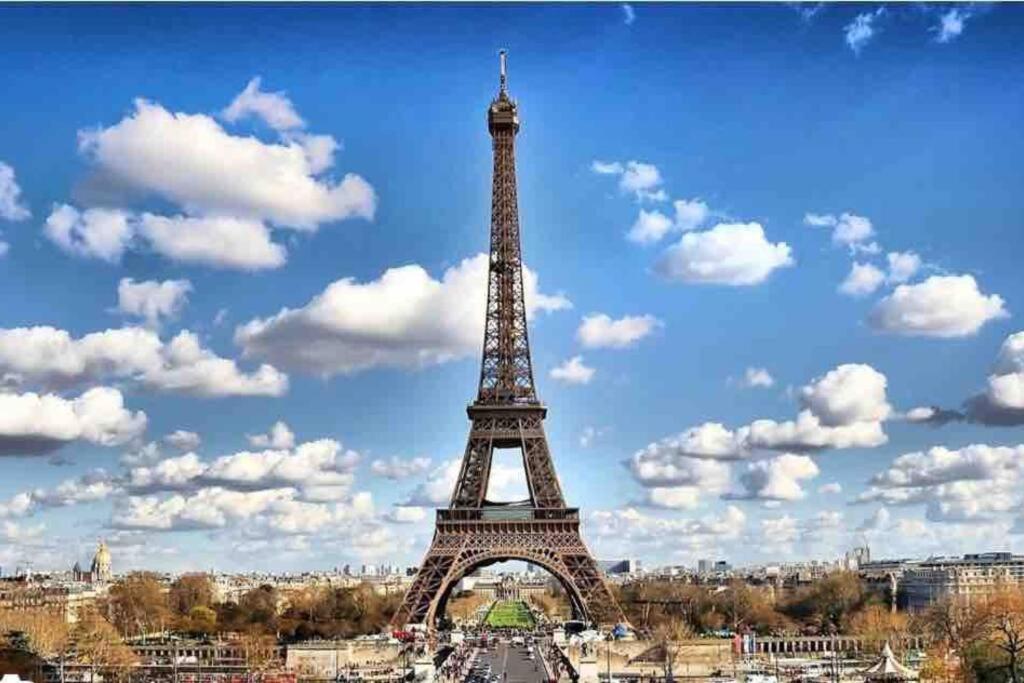 a view of the eiffel tower in paris at Paris cocooning à 5 minutes de la Gare du Nord in Paris