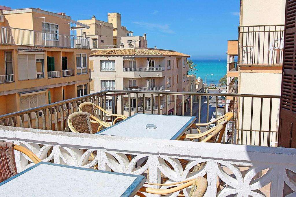 una mesa y sillas en un balcón con vistas al océano en Hostal Sol de Mallorca en El Arenal