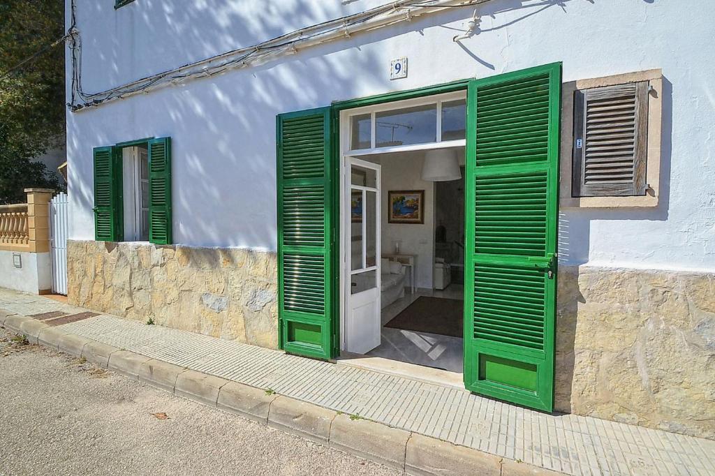 The facade or entrance of Tres Pins