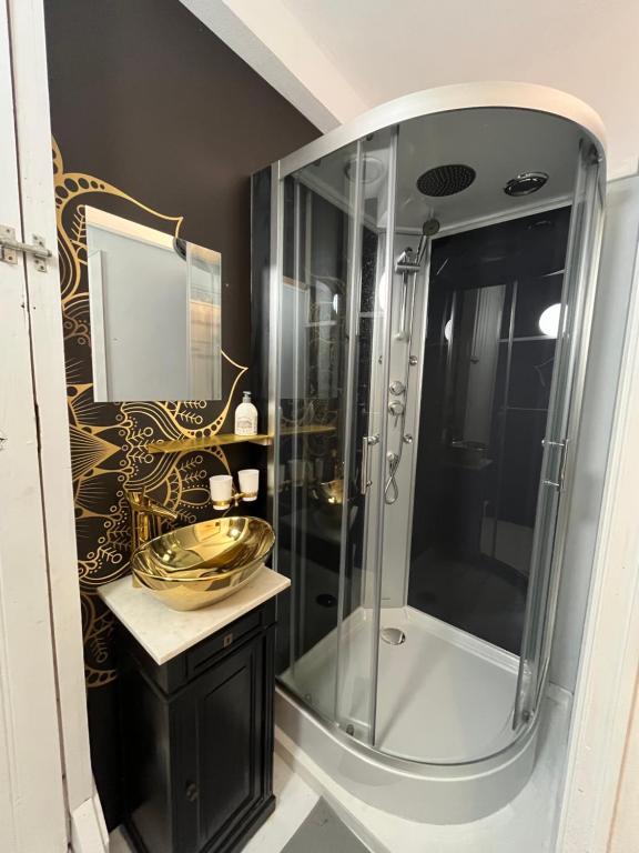Salle de bains dans l'établissement Château de Porcheresse