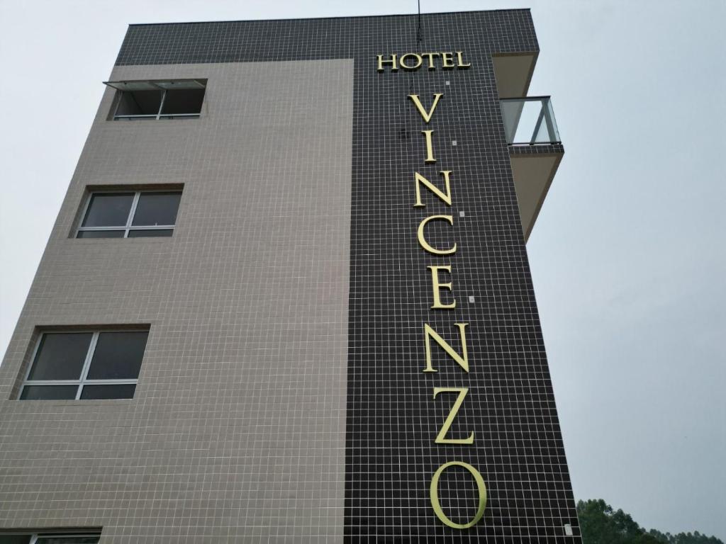 znak hotelowy na boku budynku w obiekcie Vincenzo Hotel w mieście São Vicente de Minas