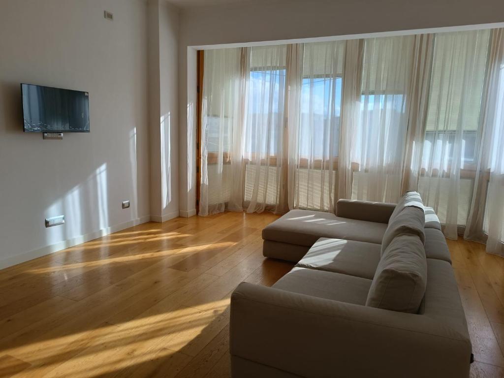 Μια τηλεόραση ή/και κέντρο ψυχαγωγίας στο Rooms&Suite