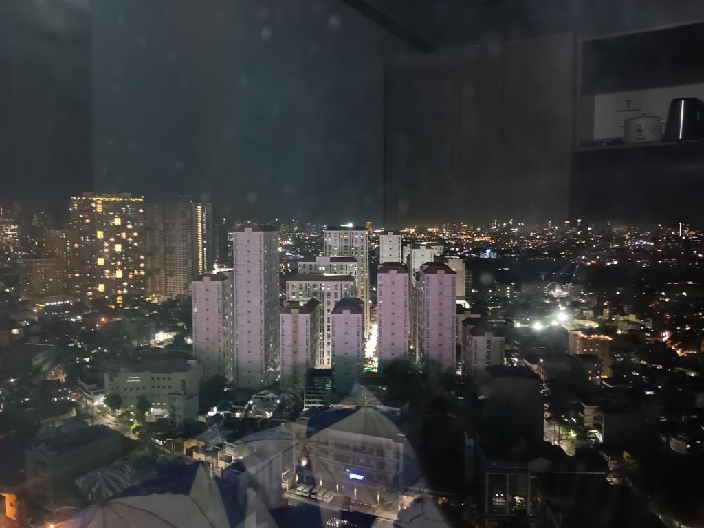 uitzicht op een stad 's nachts met verlichting bij K2K place in Manilla