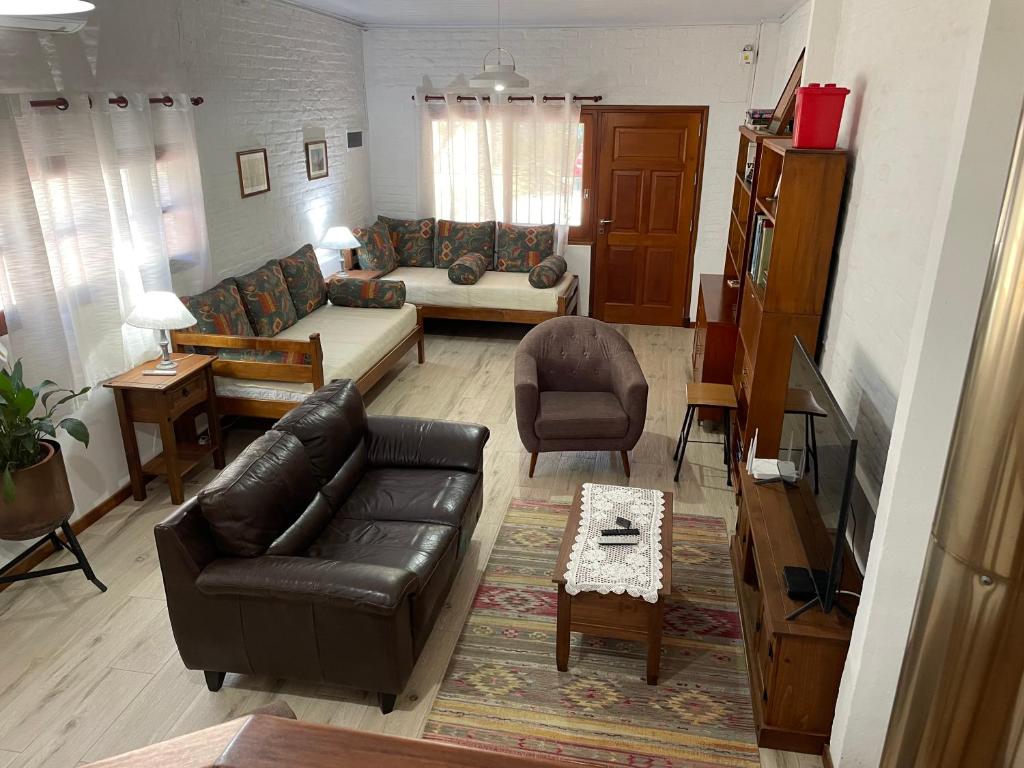 科洛尼亞－德爾薩克拉門托的住宿－Magnolio，客厅配有黑色真皮沙发和桌子