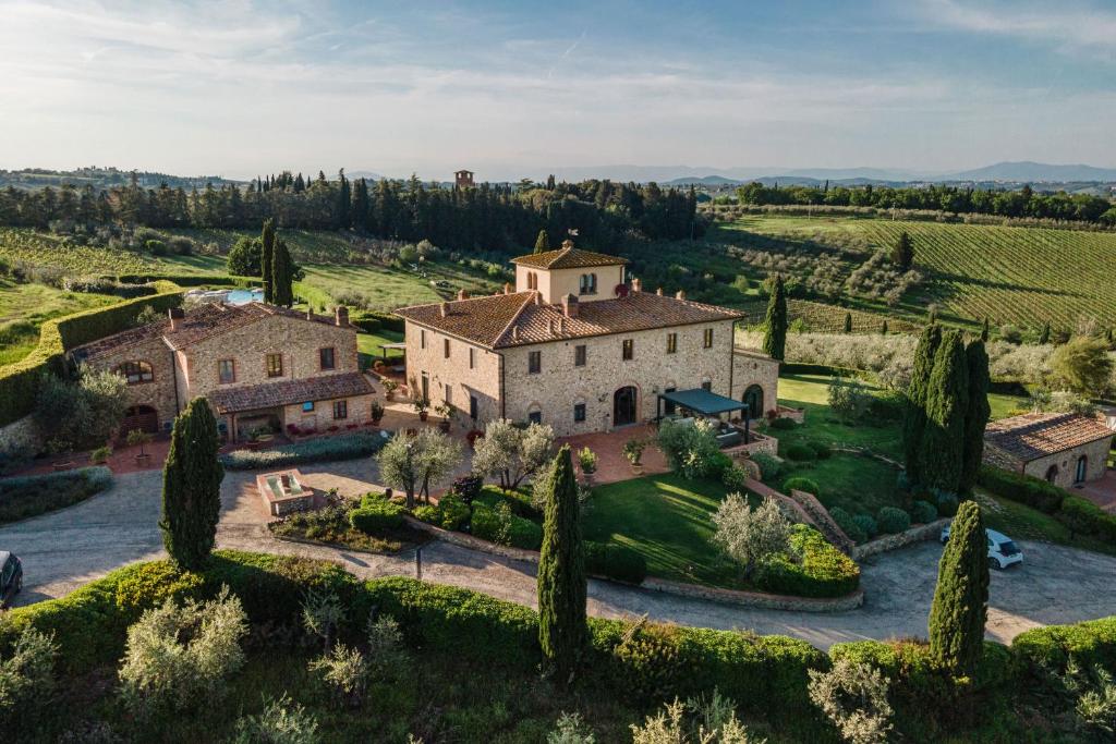 - une vue aérienne sur un grand domaine arboré dans l'établissement Sole del Chianti, à Tavarnelle in Val di Pesa