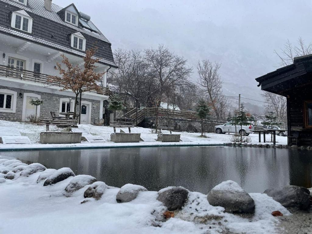 Boga Alpine Resort að vetri til