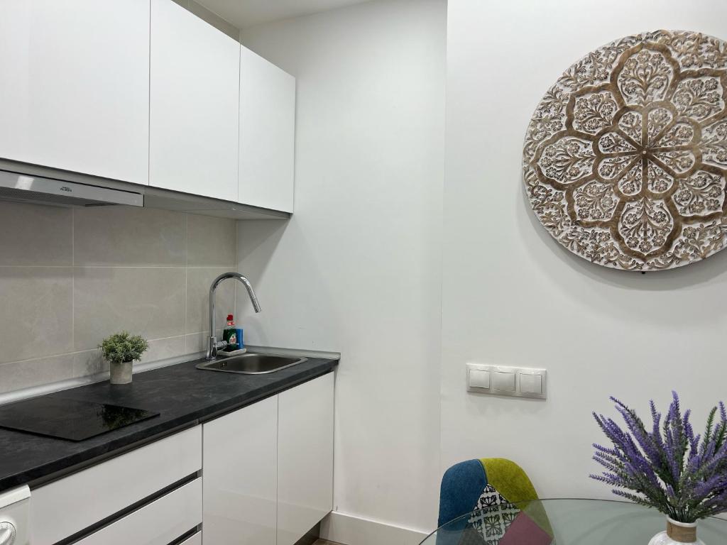 A kitchen or kitchenette at Apartamento junto al Metro Delicias
