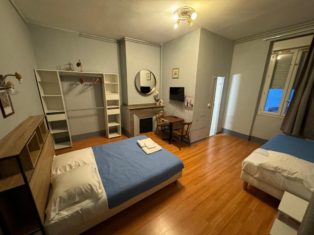 1 dormitorio con cama y escritorio. en Le Terminus d'Albi, en Albi