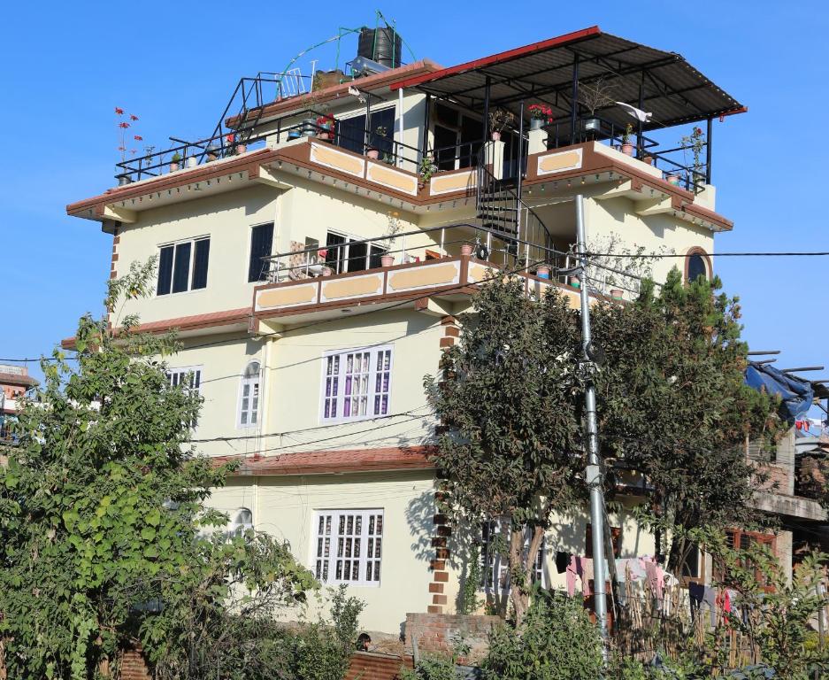 un edificio con balcón en la parte superior en FamilyHome, en Katmandú