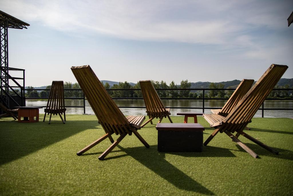 three chairs and a table on a roof at Boatel Copacabana in Veliko Gradište